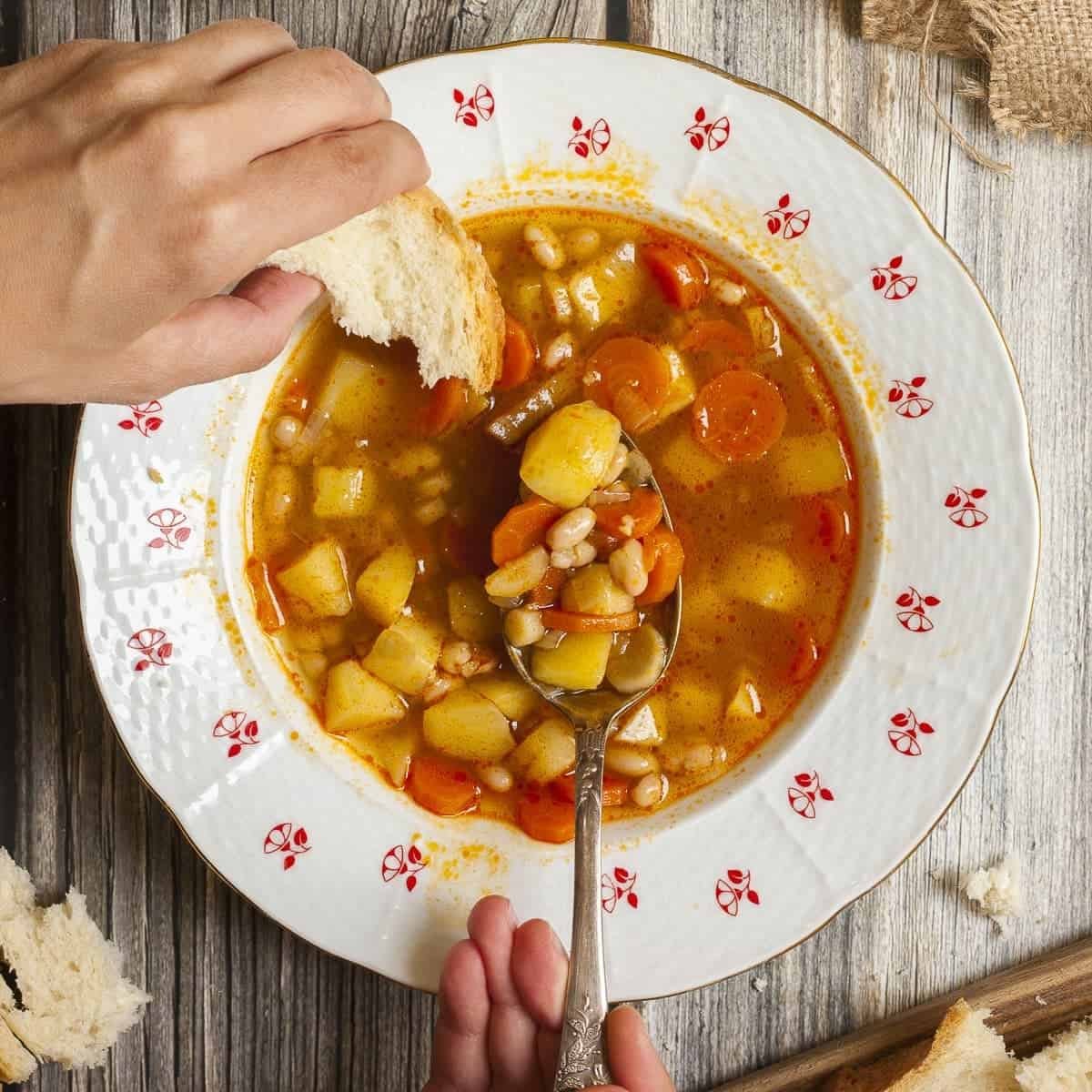 Hungarian Vegetarian Goulash: A Hearty and Flavorful Comfort Dish 278aec4f1a74e2f395d84d4cca271030_compress